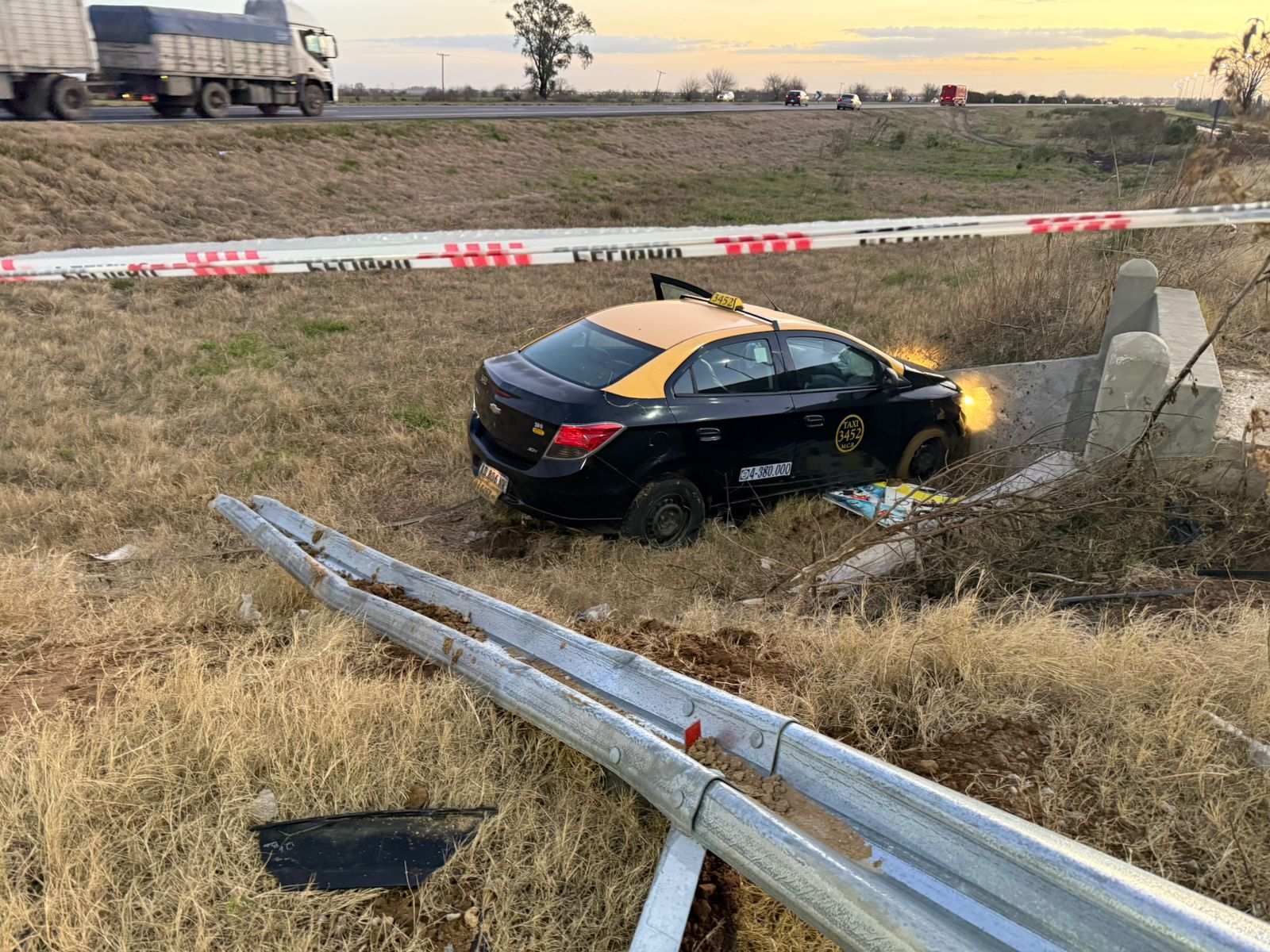 Funes: un taxi cayó al zanjón tras atravesar el guardarraíl en uno de los accesos desde autopista